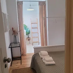 Affittacamere Tiny With Private Bathroom - Bairro Alto, Lisbona